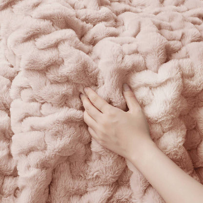 Softora™ - Plush Marshmallow Blanket – Soft, Warm & Aesthetic Bedroom Essential